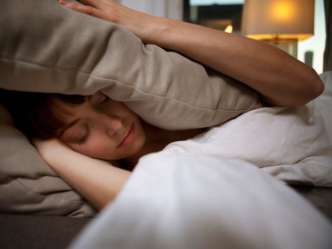 Ruido en conjuntos residenciales: horarios y sanciones según la propiedad horizontal. Imagen vía Getty Images