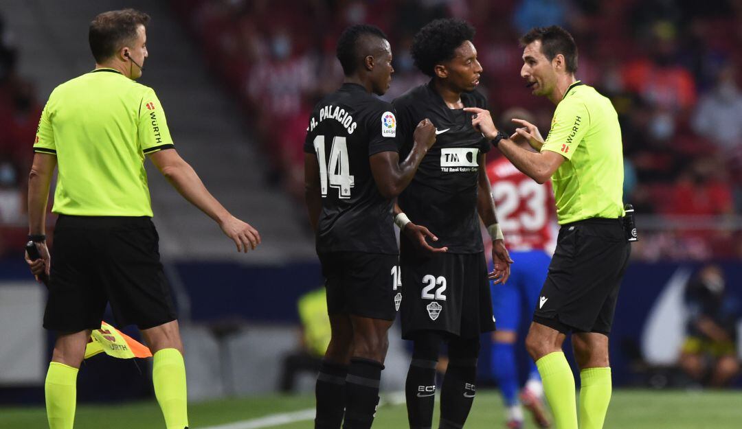 Palacios y Mojica discuten con el árbitro durante el pasado enfrentamiento entre Granada y Elche.