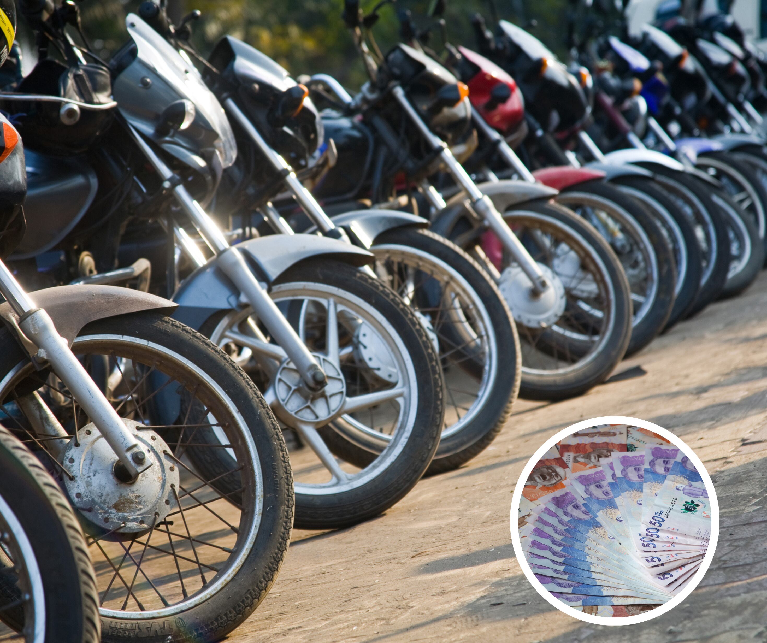 Variedad de motos parqueadas en un estacionamiento junto a unos billetes (Fotos vía Getty Images)