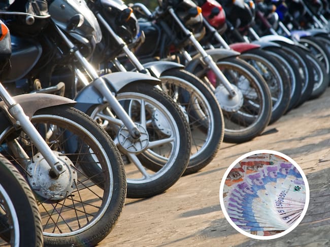 Variedad de motos parqueadas en un estacionamiento junto a unos billetes (Fotos vía Getty Images)