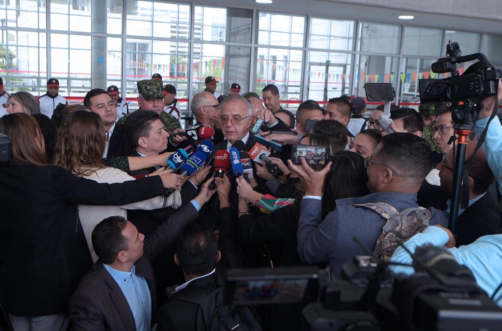 Ministro de Defensa, Iván Velásquez, explica protocolo del cese al fuego. Cortesía: MinDefensa.