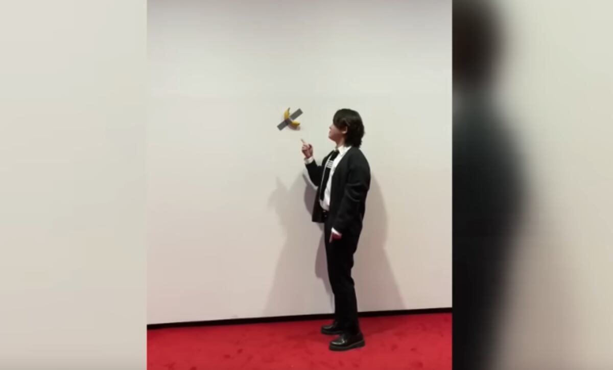 Joven "hambriento" se come la banana / Cortesía: KBS News