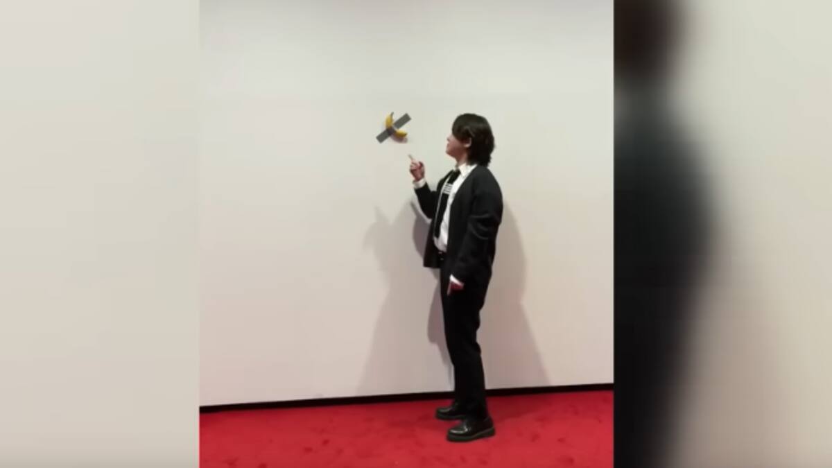 Joven “hambriento” se come la banana de una exposición artística en Seúl