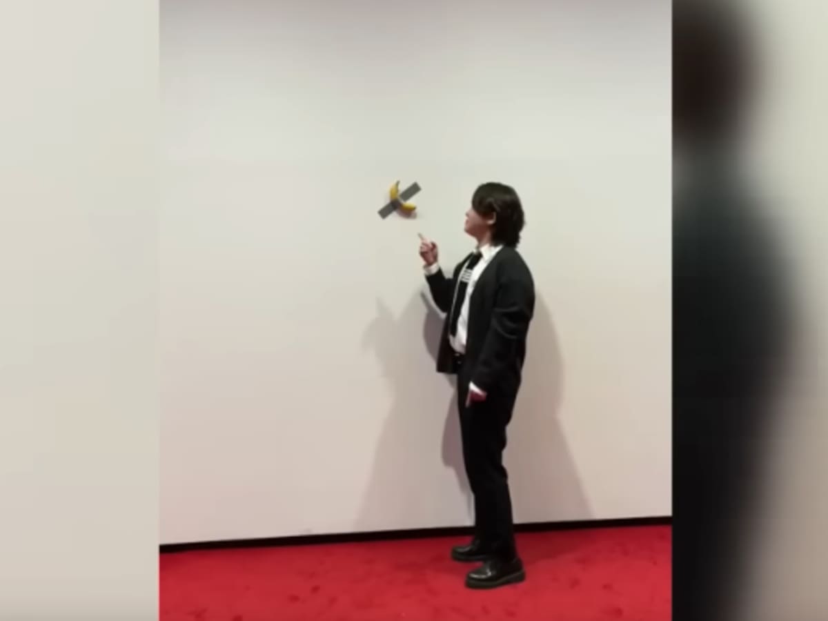Joven “hambriento” se come la banana de una exposición artística en Seúl