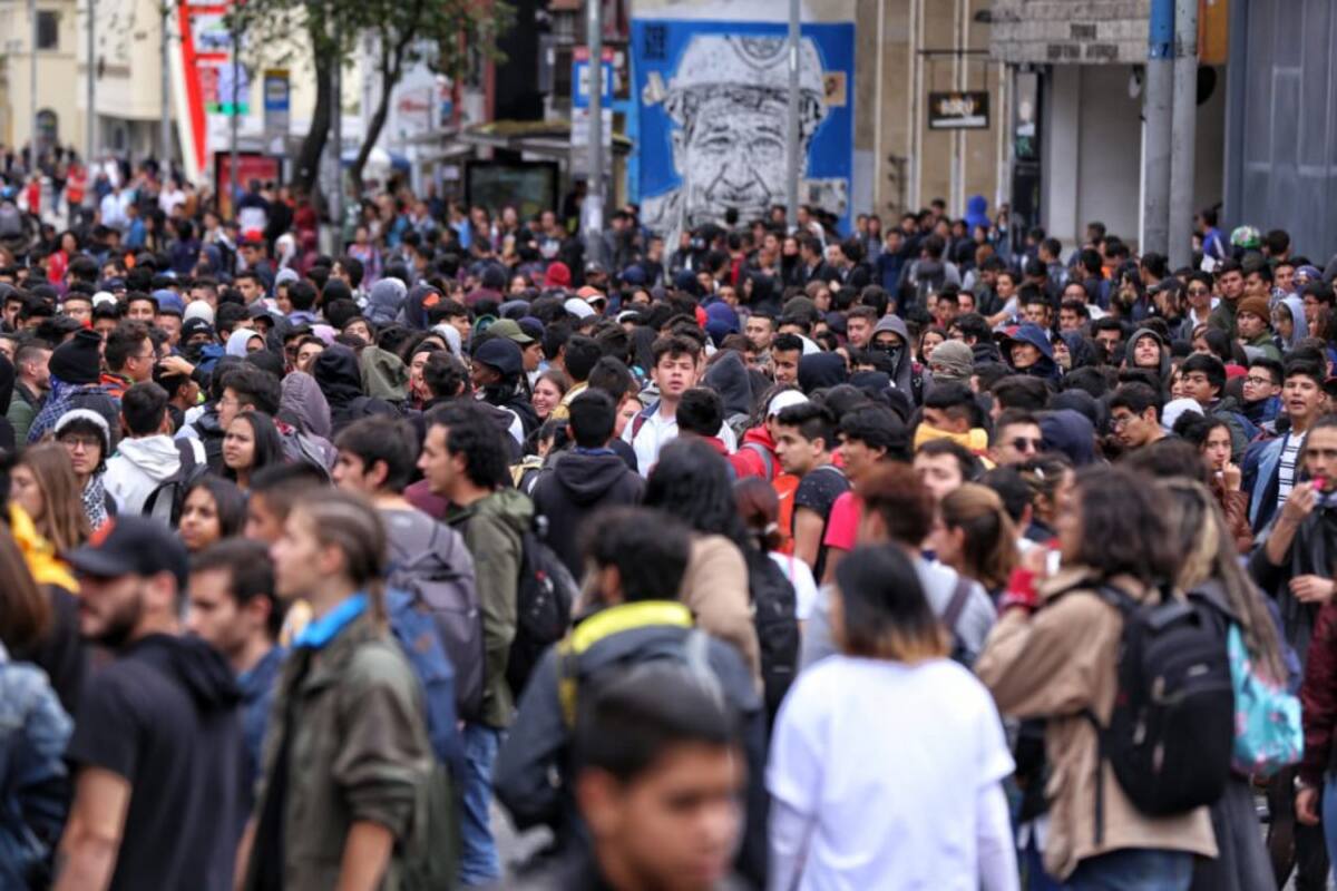 Las calles llenas de manifestantes universitarios. 