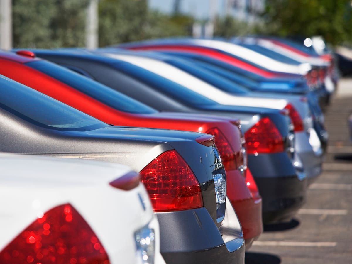 Lo podrían multar por la placa de su carro por esta curiosa razón de pintura