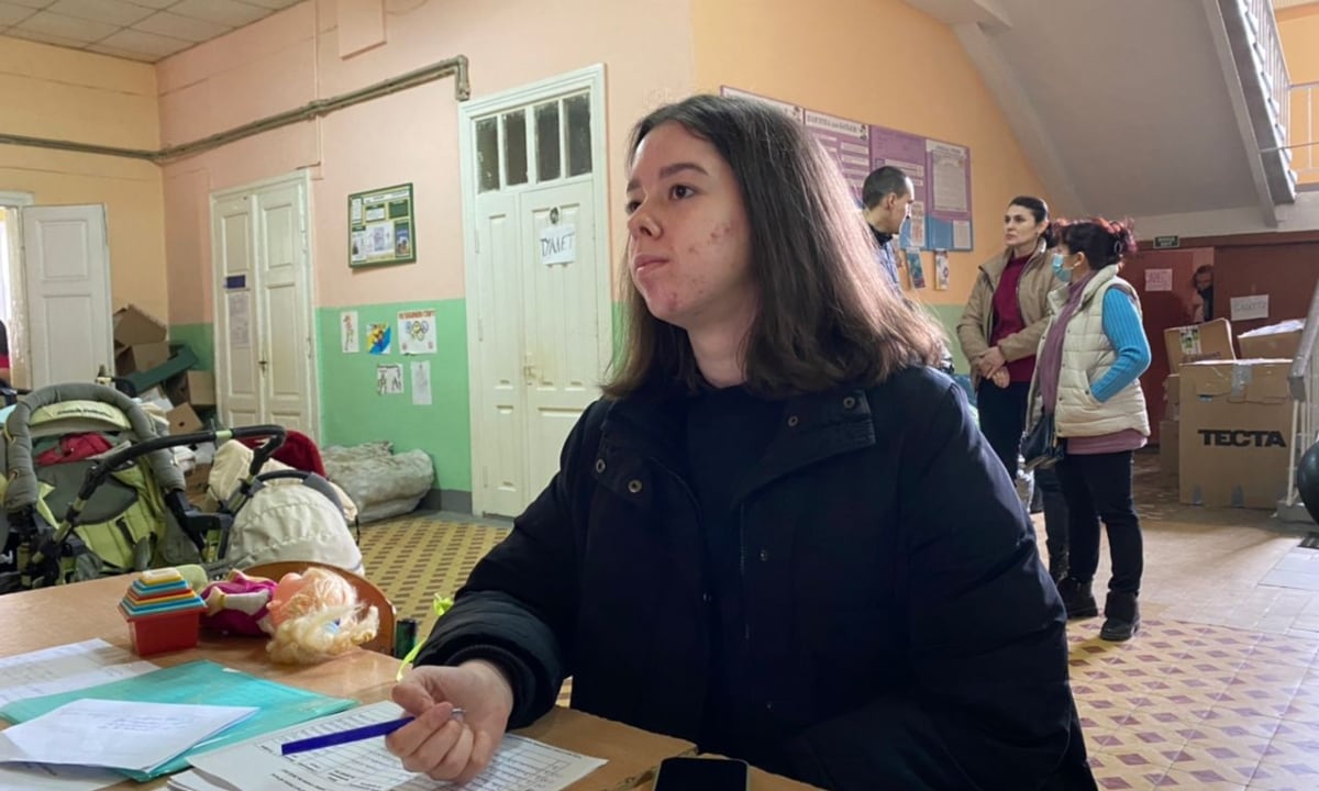 Joven ucraniana estudiante de psicología es voluntaria para ayudar a civiles víctimas de bombardeos. Foto: Redacción W Radio