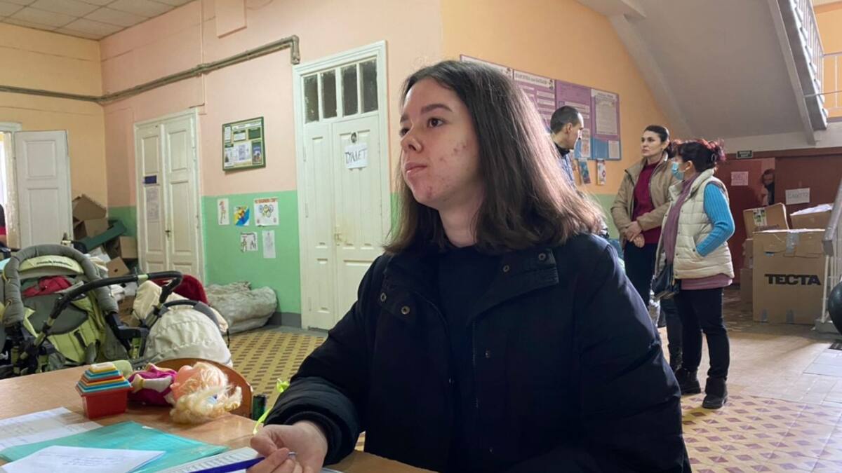 Joven ucraniana estudiante de psicología es voluntaria para ayudar a civiles víctimas de bombardeos
