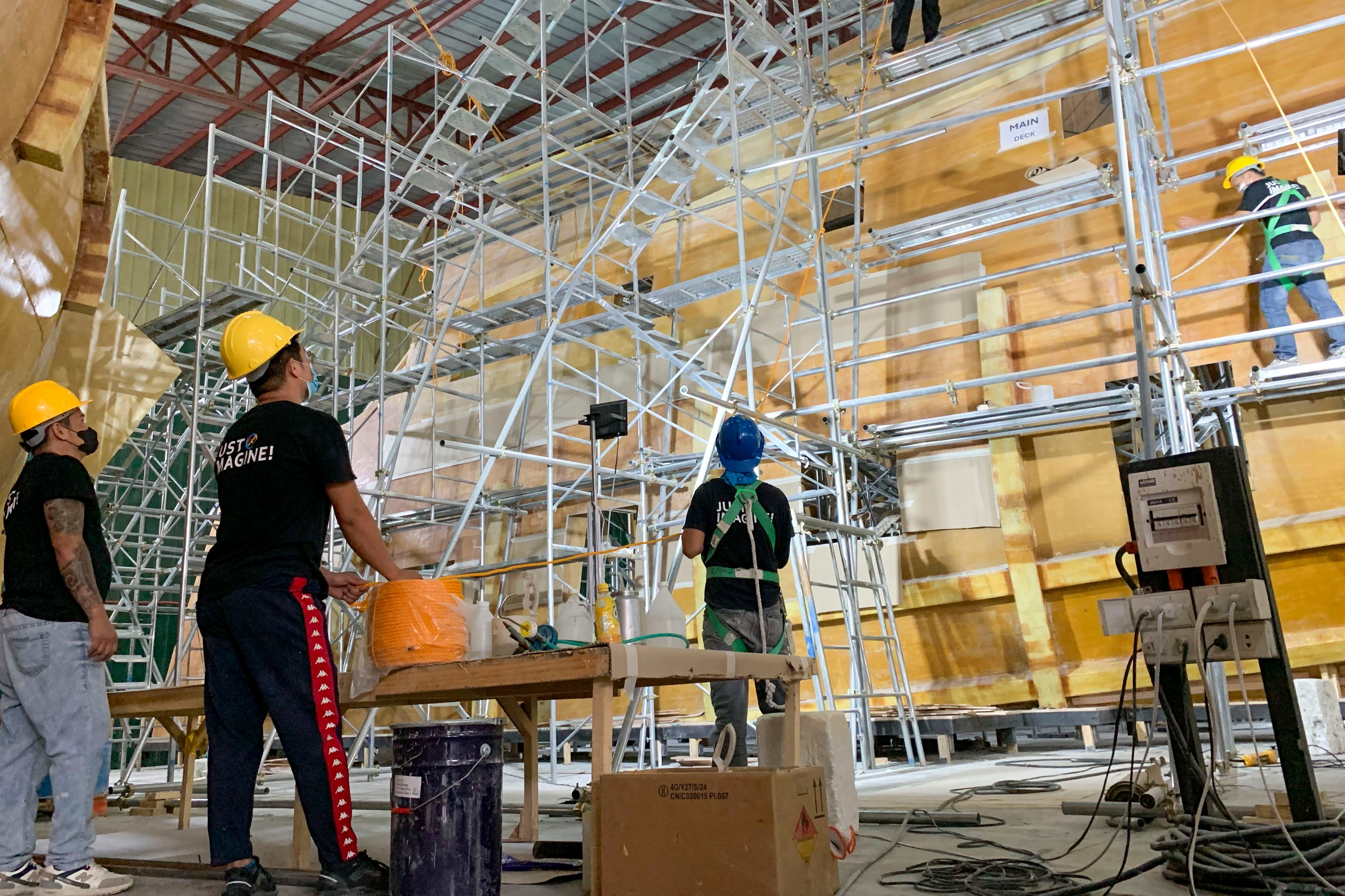 ÁNGELES (FILIPINAS), 08/03/2025.- En una nave industrial en el norte de Filipinas se esboza el esqueleto de un galeón, una futura réplica a tamaño real de uno de los navíos que durante 250 años facilitaron el comercio entre Asia y Europa -en régimen de monopolio de la corona española- que será exhibida en un museo de Manila.  EFE/ David Asta Alares