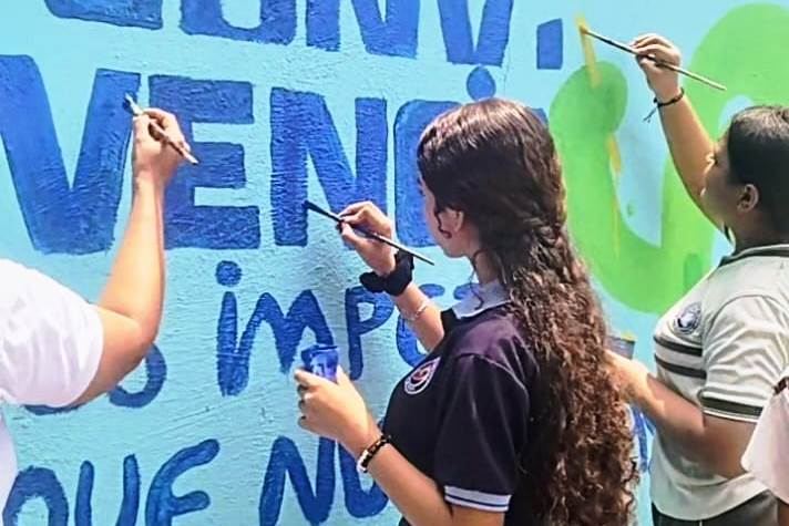 Estudiantes pintan mural simbólico en un acto de solidaridad contra el Bullying