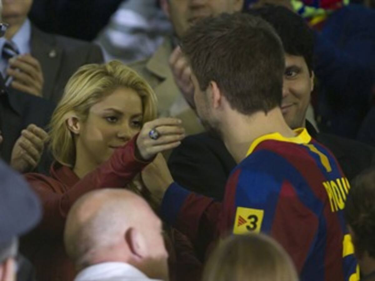 Una celosa Shakira vigila celular de Piqué, segun prensa española