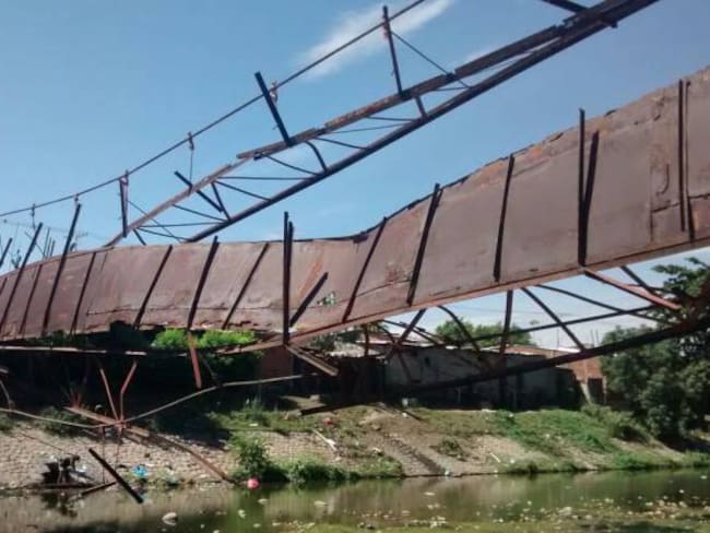 Colapsa puente en Neiva con 18 personas sobre la estructura