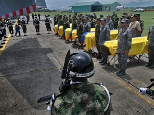En fotos: Fuerzas Armadas rindieron homenaje a militares asesinados