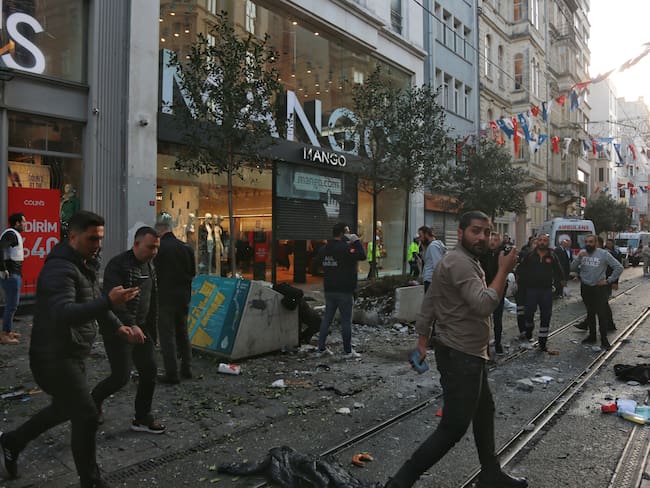 Momentos después de la explosión en la calle Istiklal, en Estambul (Turquía)
(Photo by Hakan Akgun/ di images via Getty Images)