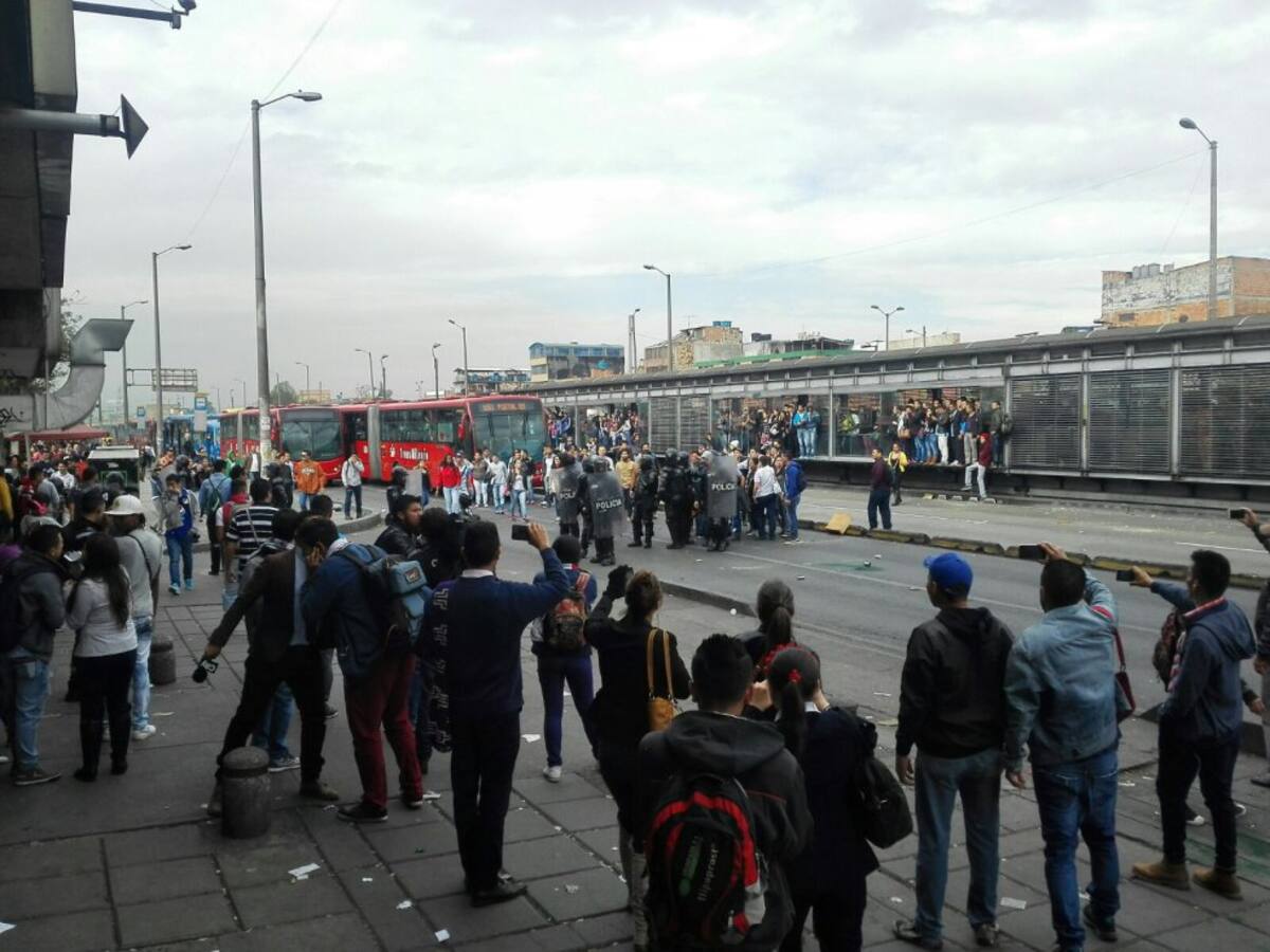 Hasta el lugar llegaron las autoridades para intentar disuadir la manifestación que mantuvo bloqueada la operación en la Avenida de Las Américas.