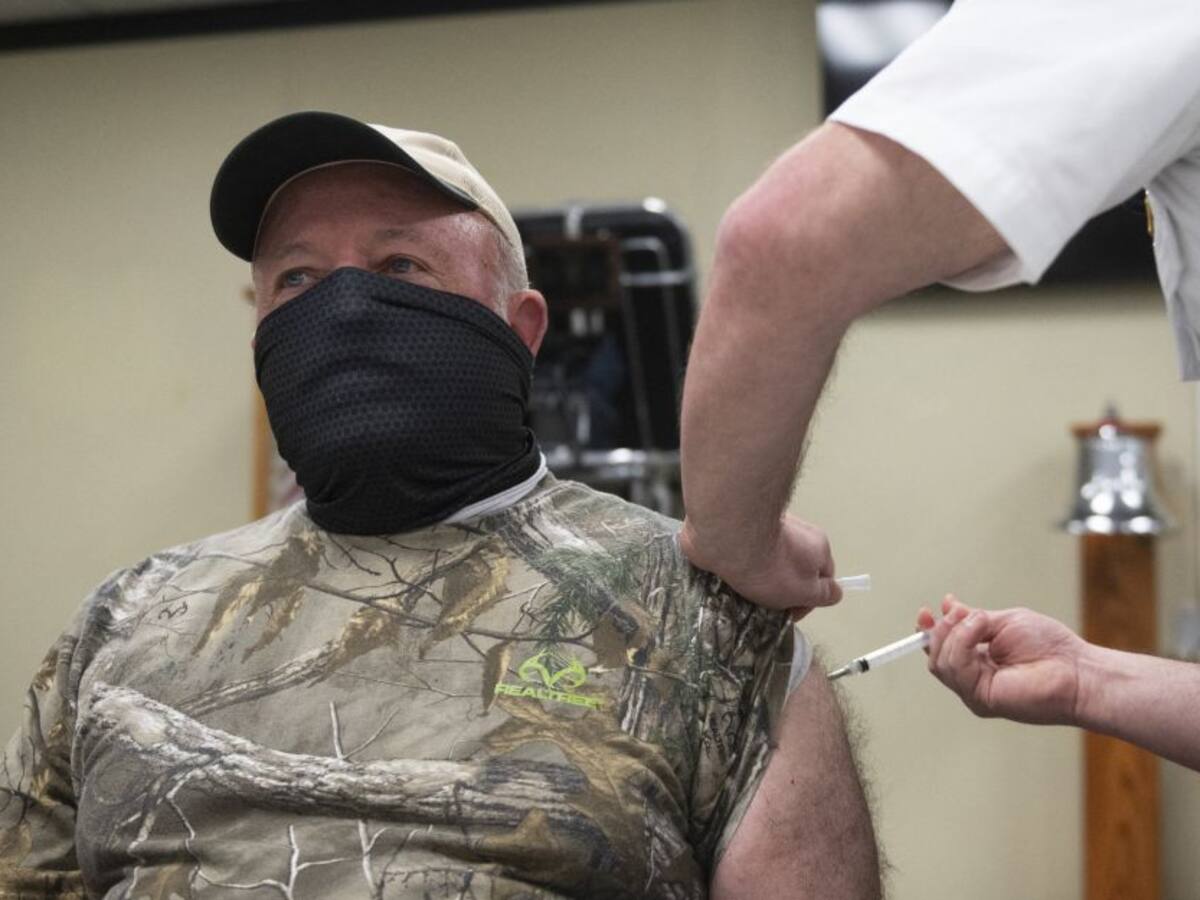 Irlanda recomienda suspender por "precaución" vacuna de AstraZeneca