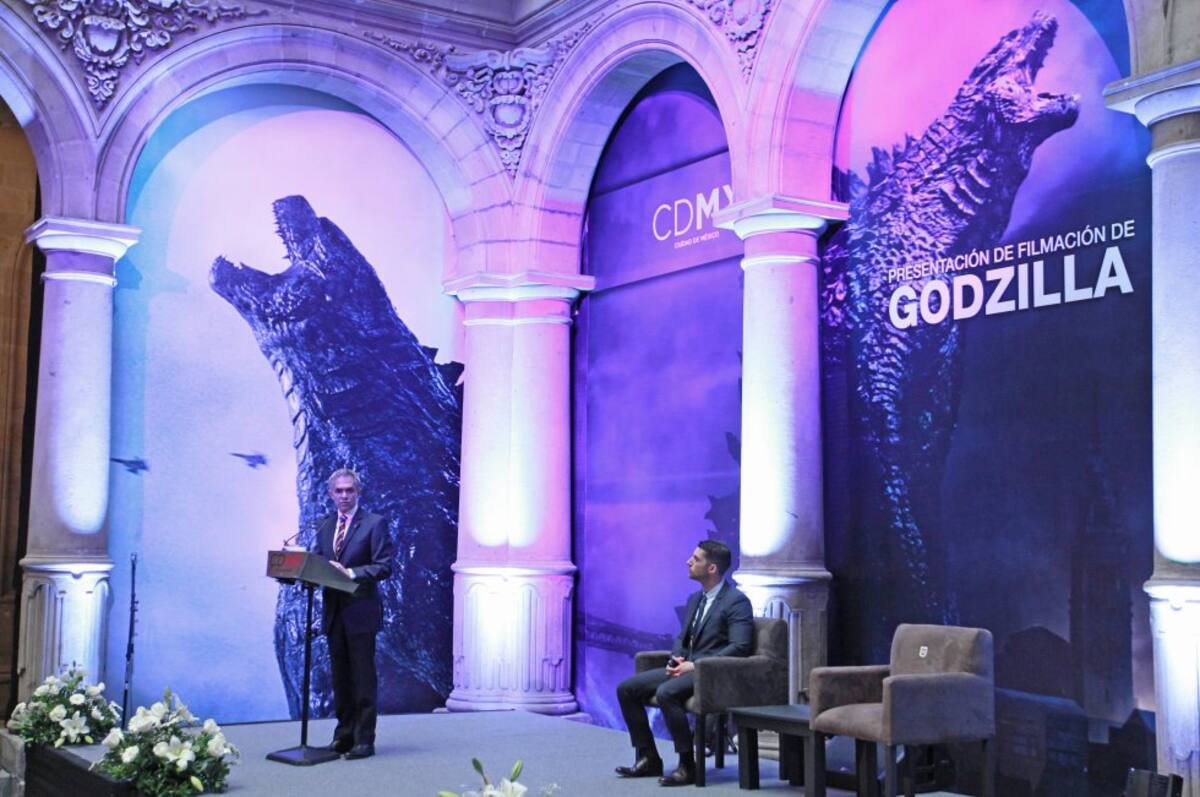 En el centro de la plaza, decenas de personas agitan sus brazos en el aire pidiendo auxilio