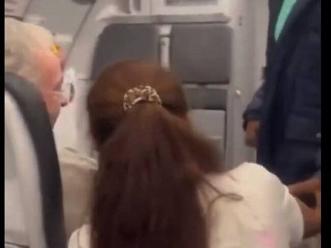 Abrirán investigación contra el piloto que felicitó en pleno vuelo al expresidente Uribe