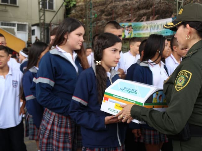 Entgrega de kits viales en colegio de Villamaría