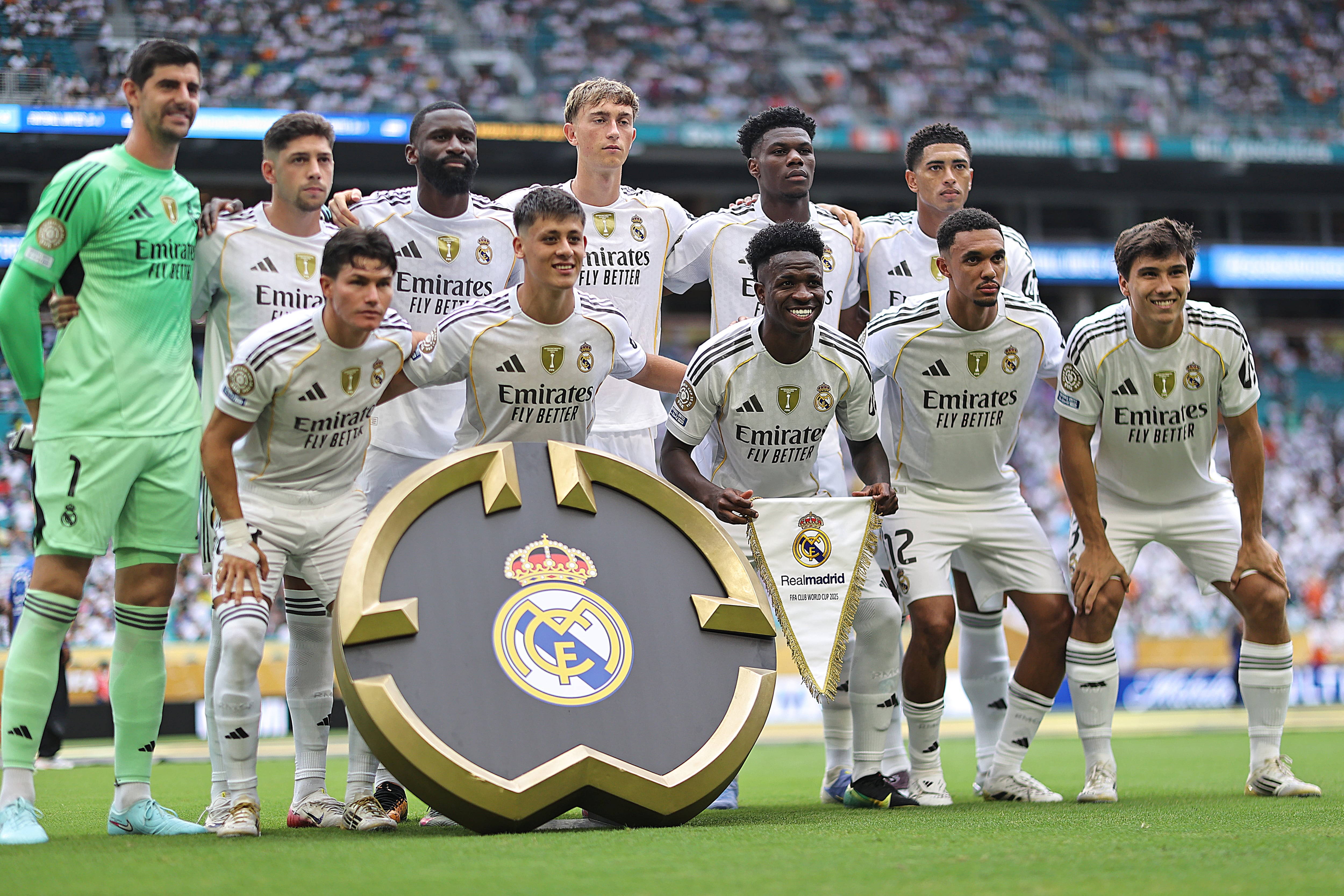 AMDEP7676. MIAMI (ESTADOS UNIDOS), 01/07/2025.- Jugadores del Real Madrid forman este martes, previo a un partido del Mundial de Clubes entre Real Madrid y Juventus en el estadio Hard Rock de Miami (Estados Unidos). EFE/ Juan Ignacio Roncoroni