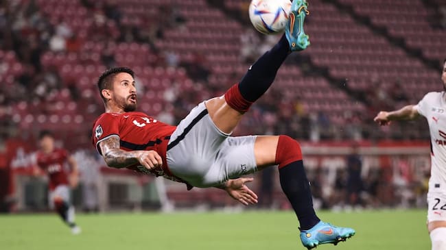 Everaldo en el momento de marcar el golazo en la Superliga Japonesa