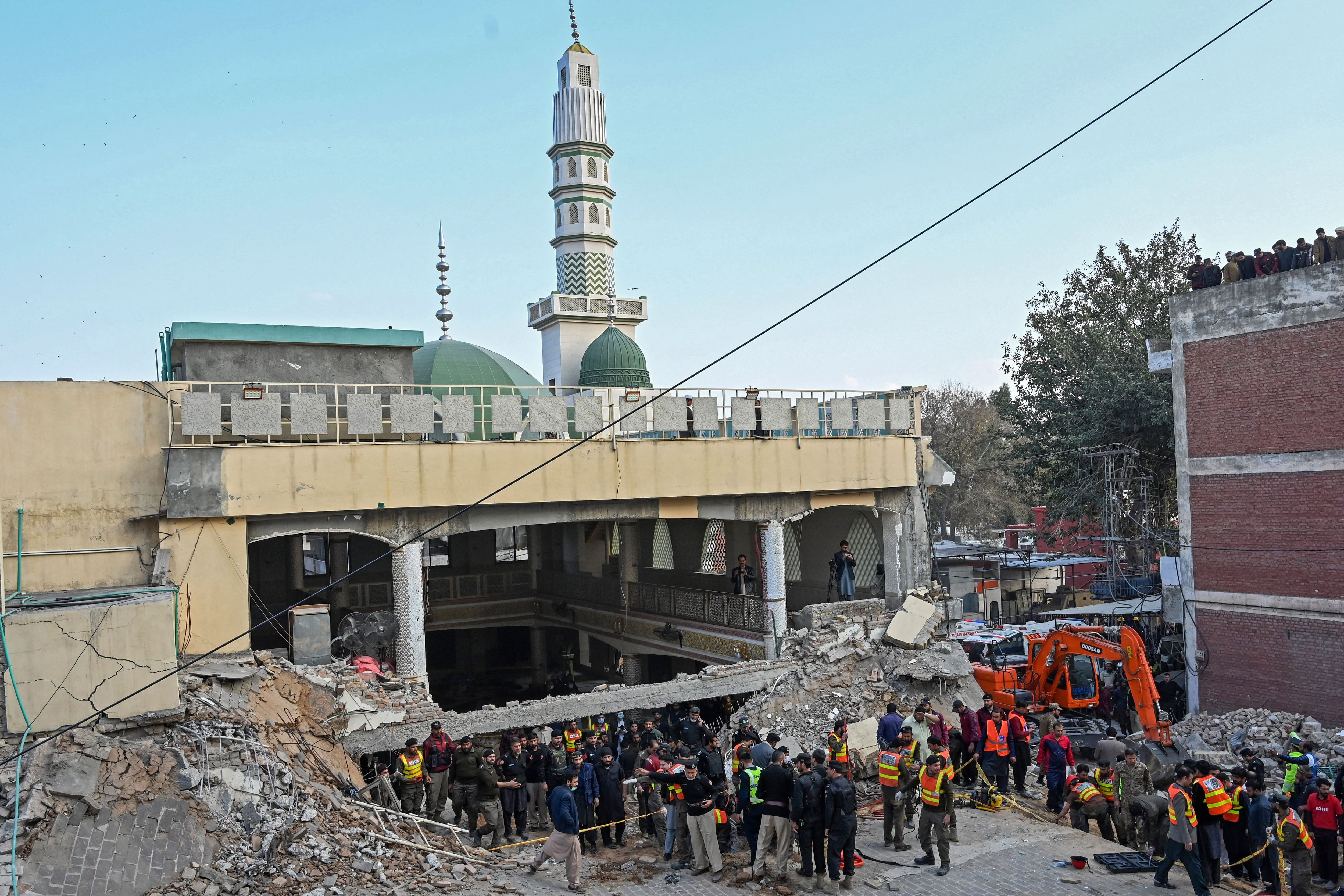 Vista externa de la mezquita en la ciudad de Peshawar (noroeste de Pakistán) tras atentado suicida. 
(Foto: ABDUL MAJEED/AFP via Getty Images)