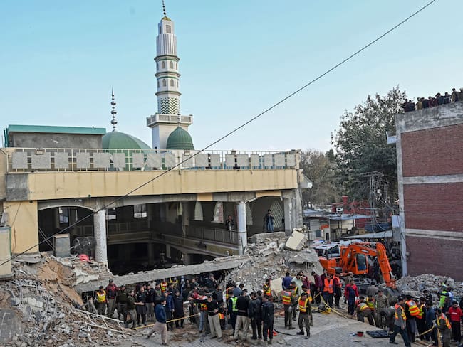 Vista externa de la mezquita en la ciudad de Peshawar (noroeste de Pakistán) tras atentado suicida.
(Foto: ABDUL MAJEED/AFP via Getty Images)
