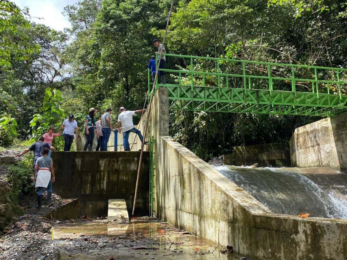 Congresista pide investigar presuntas irregularidades en el acueducto de Pueblo Rico
