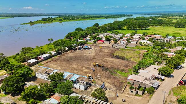 El gobernador de Bolívar, Yamil Arana Padauí, anunció la ejecución del proyecto de adecuación y mejoramiento de la cancha sintética Brisas del Magdalena