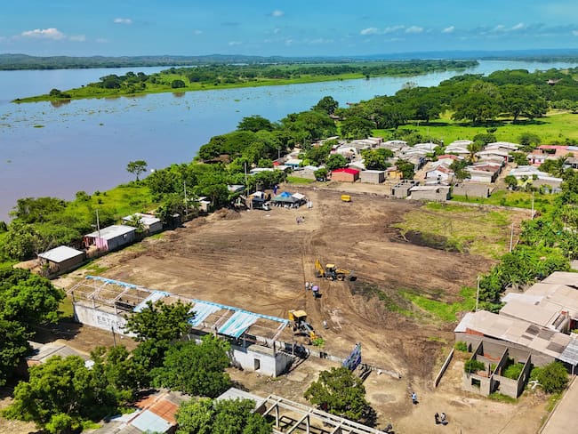 El gobernador de Bolívar, Yamil Arana Padauí, anunció la ejecución del proyecto de adecuación y mejoramiento de la cancha sintética Brisas del Magdalena