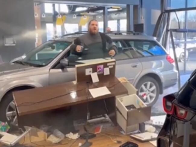 Michael Murray estrella su camioneta en una concesionaria en modo de protesta.