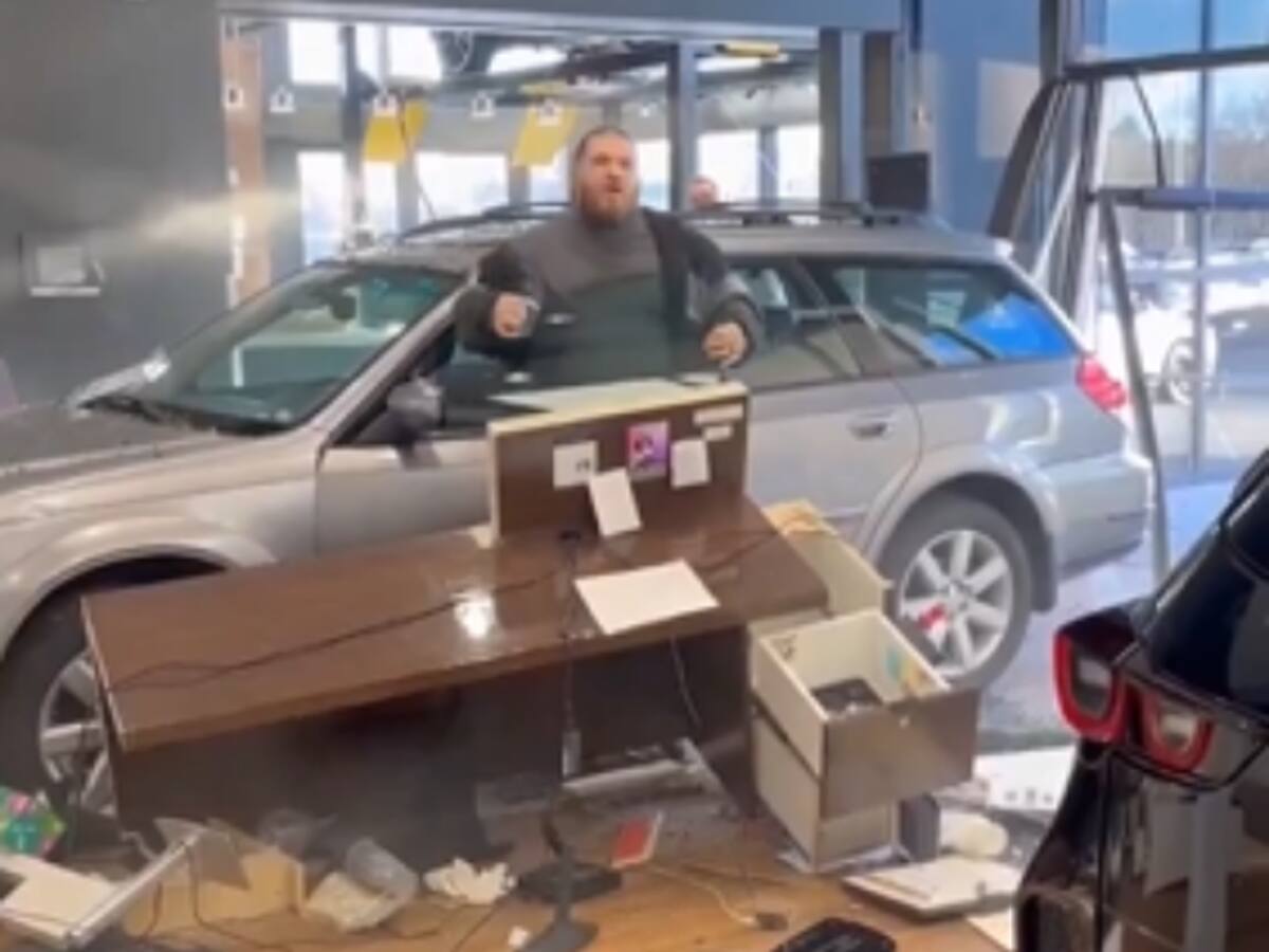 VIDEO: A hombre le negaron rembolso de su camioneta y la estrelló contra el concesionario