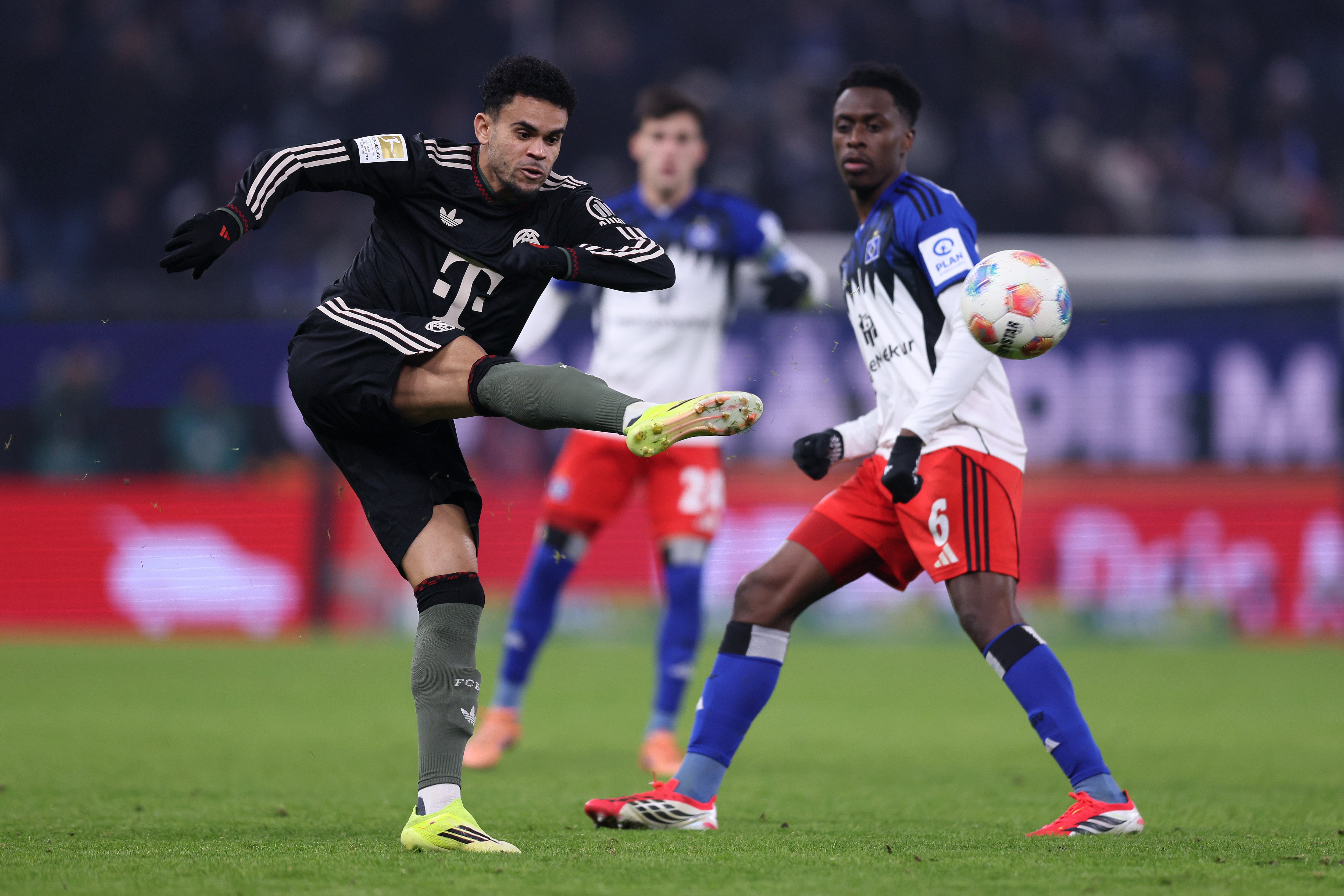 HAMBURG, GERMANY - JANUARY 31: Luis Diaz of FC Bayern Munich is put under pressure by Albert Sambi Lokonga of Hamburger SV during the Bundesliga match between Hamburger SV and FC Bayern München at Volksparkstadion on January 31, 2026 in Hamburg, Germany. (Photo by Selim Sudheimer/Getty Images)