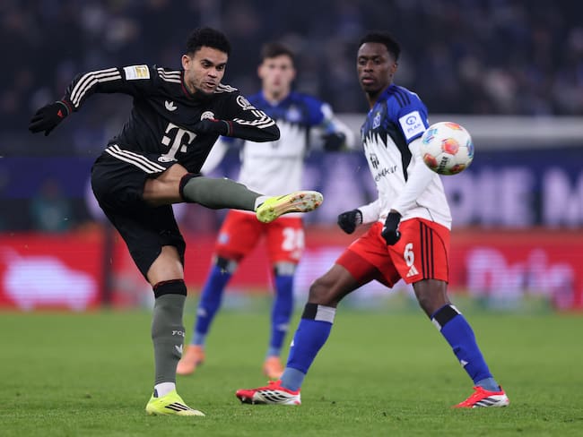HAMBURG, GERMANY - JANUARY 31: Luis Diaz of FC Bayern Munich is put under pressure by Albert Sambi Lokonga of Hamburger SV during the Bundesliga match between Hamburger SV and FC Bayern München at Volksparkstadion on January 31, 2026 in Hamburg, Germany. (Photo by Selim Sudheimer/Getty Images)