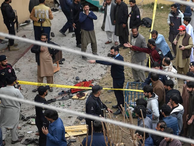 Contenido gráfico / Personal de seguridad y residentes locales se reúnen en el lugar de una explosión dentro de una mezquita en Islamabad el 6 de febrero de 2026.Una explosión en una mezquita chií en Islamabad, la capital de Pakistán, el 6 de febrero mató a al menos 31 personas e hirió al menos a 169, informaron las autoridades locales.