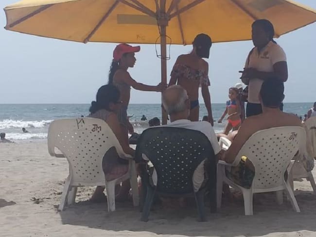 Continúan operativos para evitar abusos a turistas en playas de Cartagena