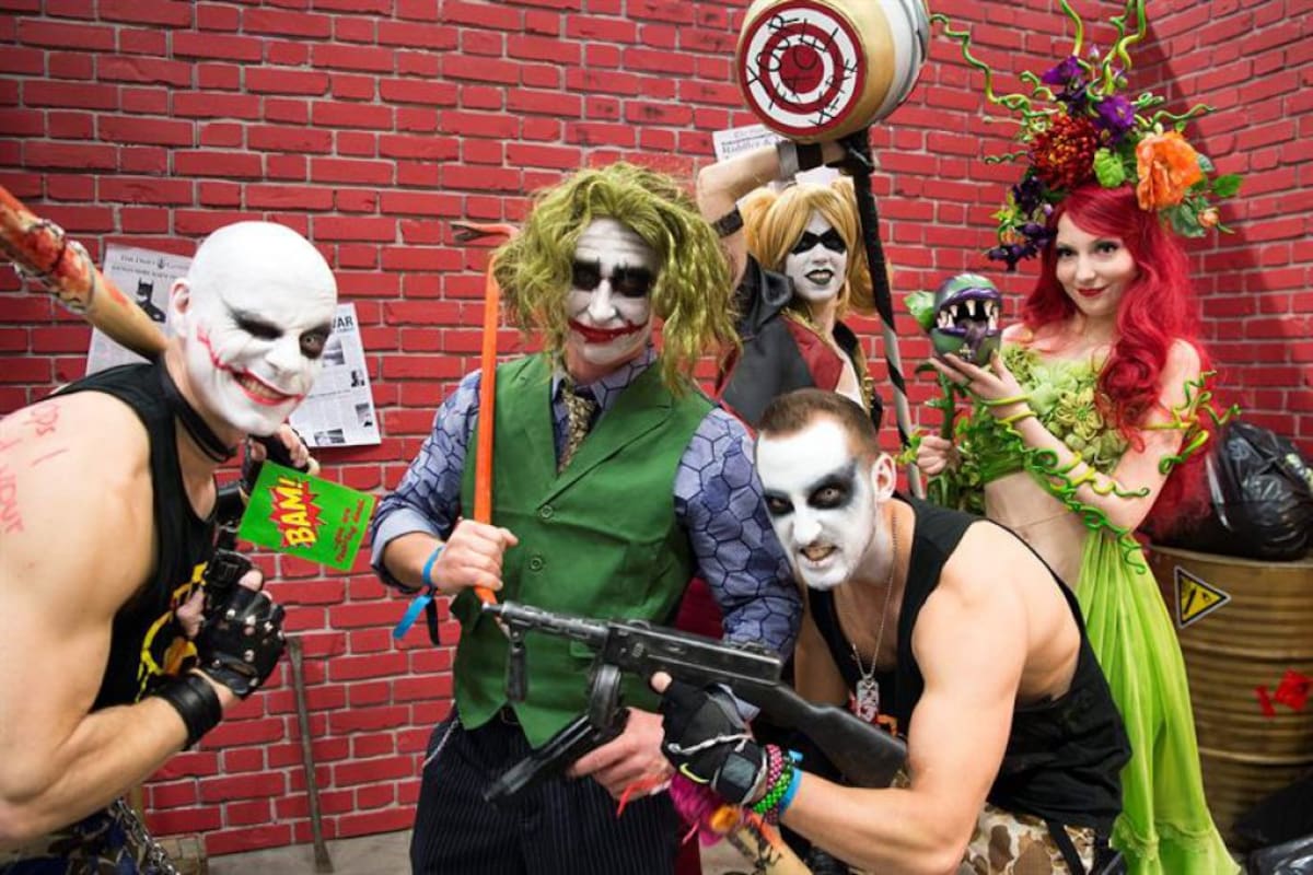 Aficionados posan disfrazados de super villanos a propósito de un film próximo a estrenarse. 