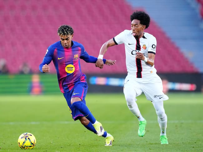 Duelo entre Lamine Yamal y Johan Mojica en el partido Barcelona vs Mallorda por LaLiga. (Photo by Jose Breton/Pics Action/NurPhoto via Getty Images)