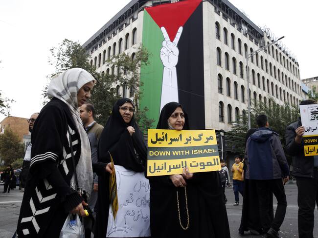 Tehran (Iran(islamic Republic Of)), 13/10/2023.- Iranians take part in an anti-Israel rally to show solidarity with the Palestinian people in Tehran, Iran, 13 October 2023. Thousands of Israelis and Palestinians have died after the militant group Hamas launched an unprecedented attack on Israel from the Gaza Strip on 07 October 2023. (Protestas, Teherán) EFE/EPA/ABEDIN TAHERKENAREH