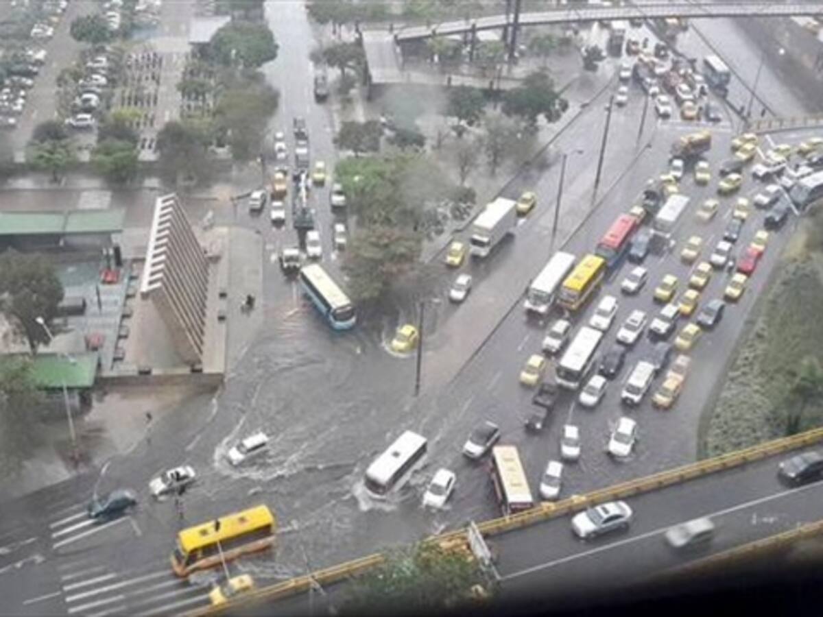 Caos en la movilidad por fuertes lluvias en Medellín