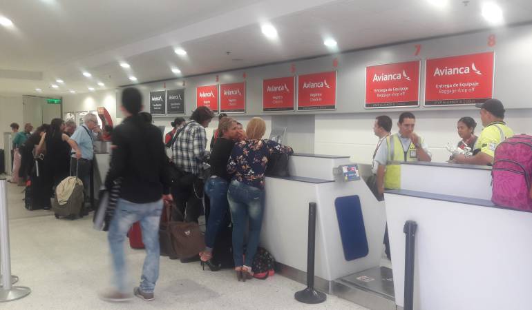 Viajeros inconformes con la situación.