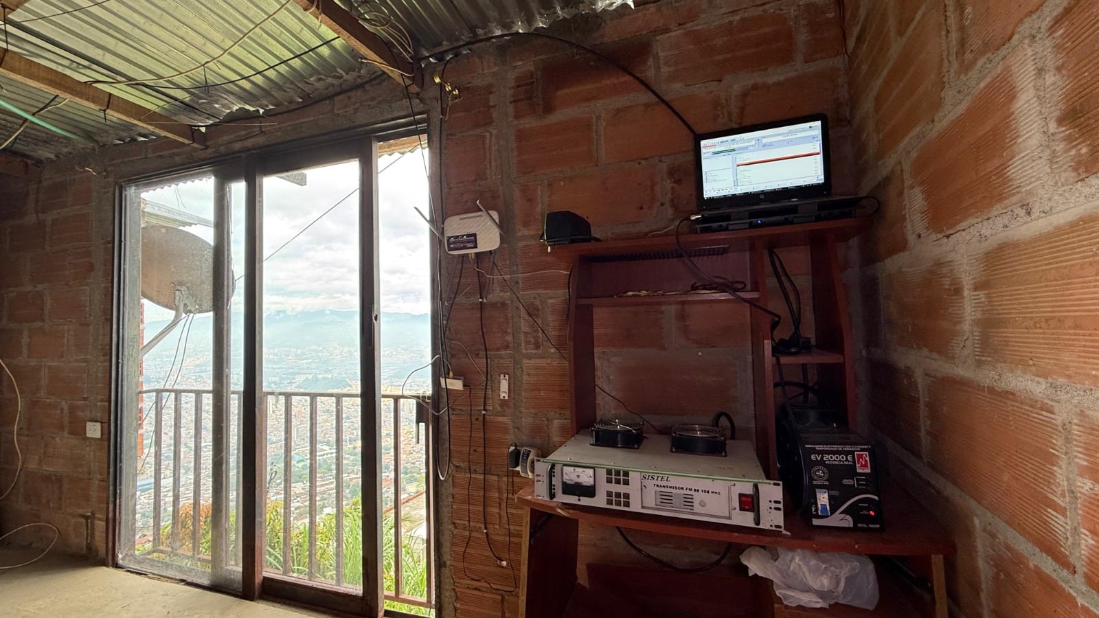 Desmantelan emisoras ilegales en Medellín. Cortesía: Alcaldía de Medellín