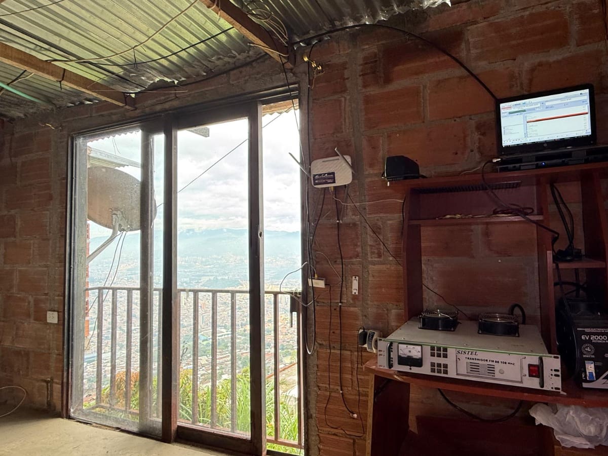 Cinco emisoras ilegales estaban poniendo en riesgo las operaciones aéreas en Medellín