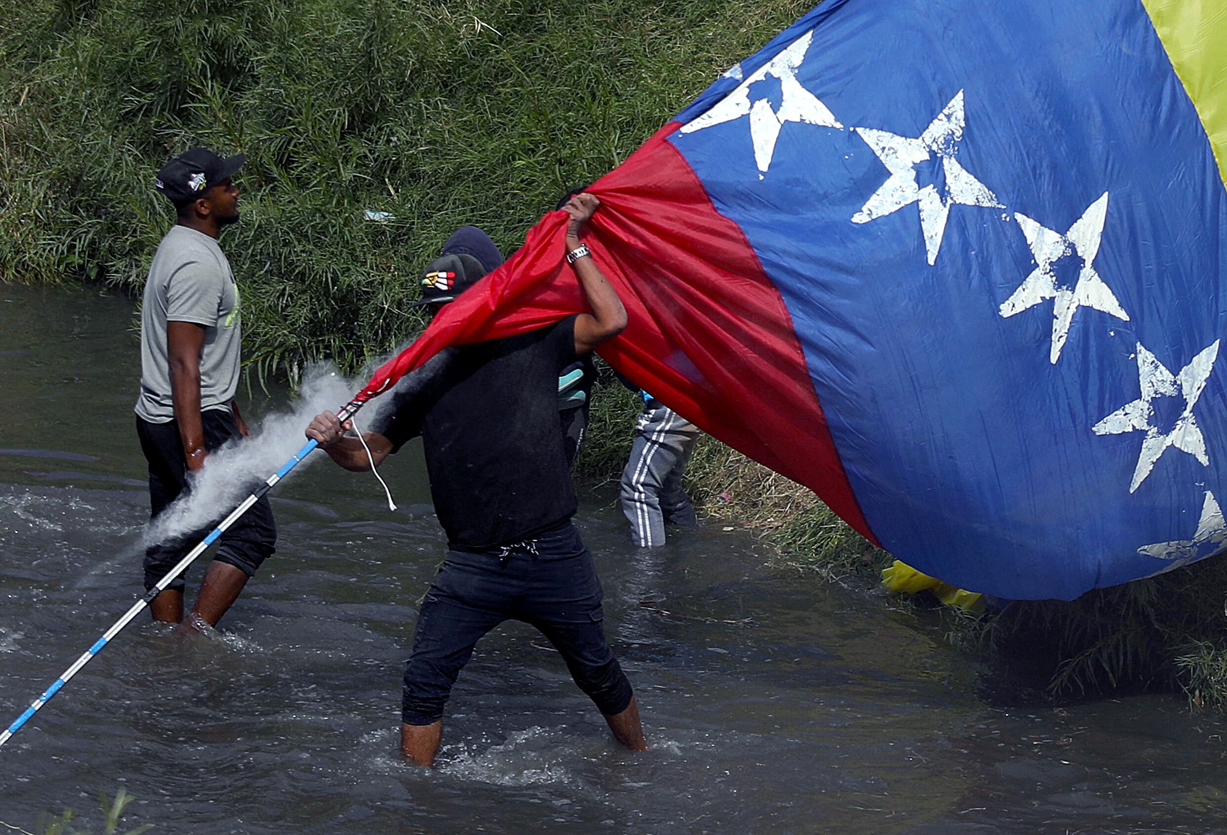 Patrulla fronteriza de EE.UU. dispara bolas de pimienta a migrantes