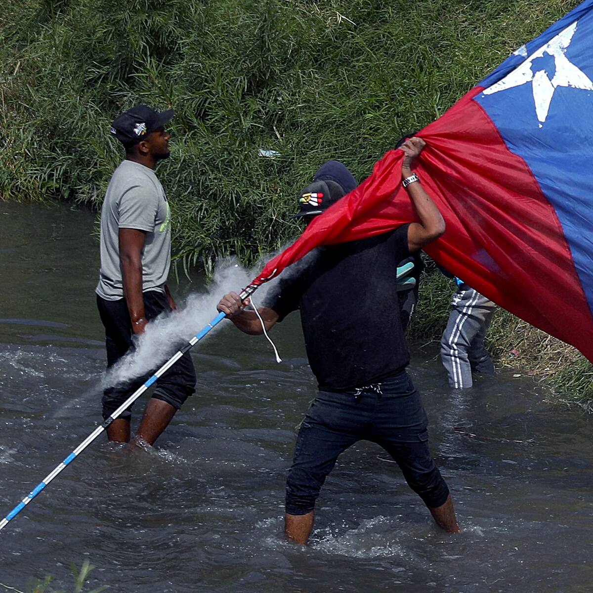 Patrulla fronteriza de EE.UU. dispara bolas de pimienta a migrantes