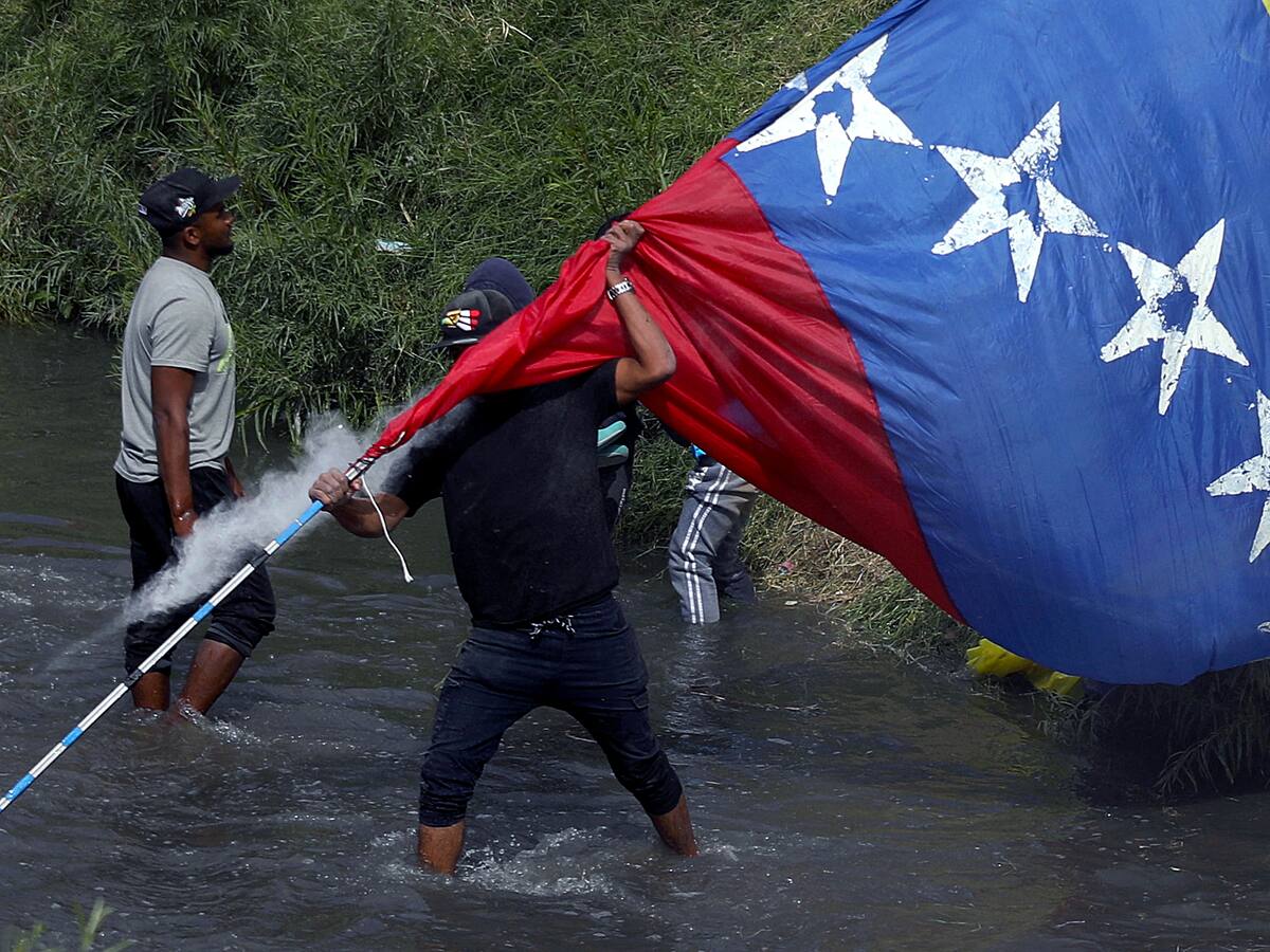 Patrulla fronteriza de EE.UU. dispara bolas de pimienta a migrantes