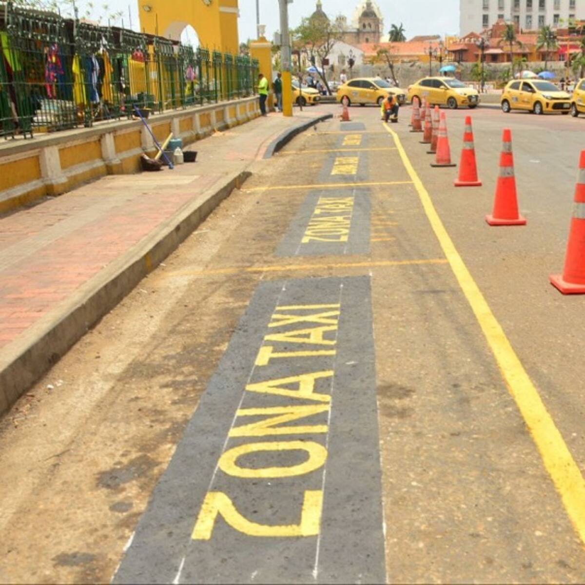 DATT delimitó bahías de parqueo para taxis en el Parque Centenario, en Cartagena