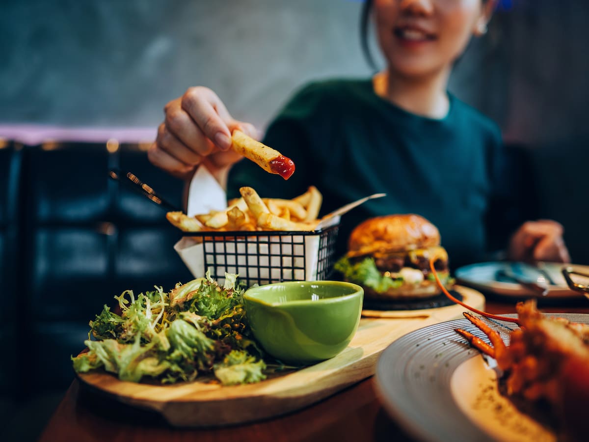 ¿Es malo comer después de las 8 de la noche? Científicos hablan sobre sus efectos