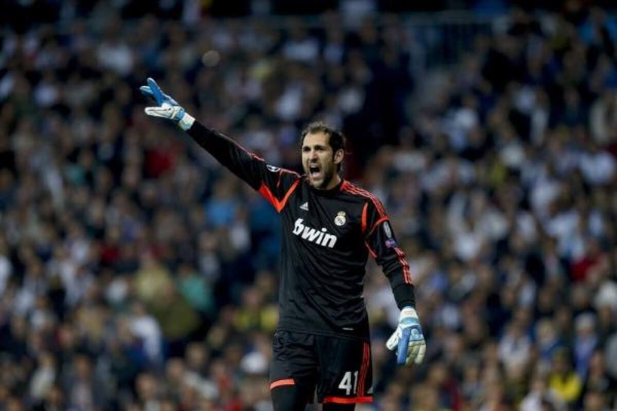 El guardameta Diego López increpa a sus compañeros durante el juego.