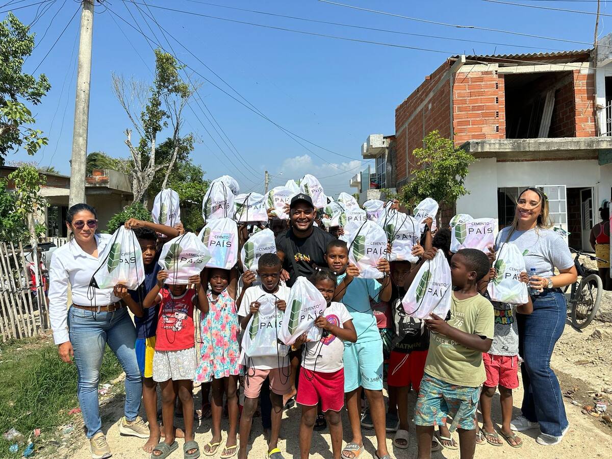 Cemento País entregó kits escolares en el corregimiento de Bayunca